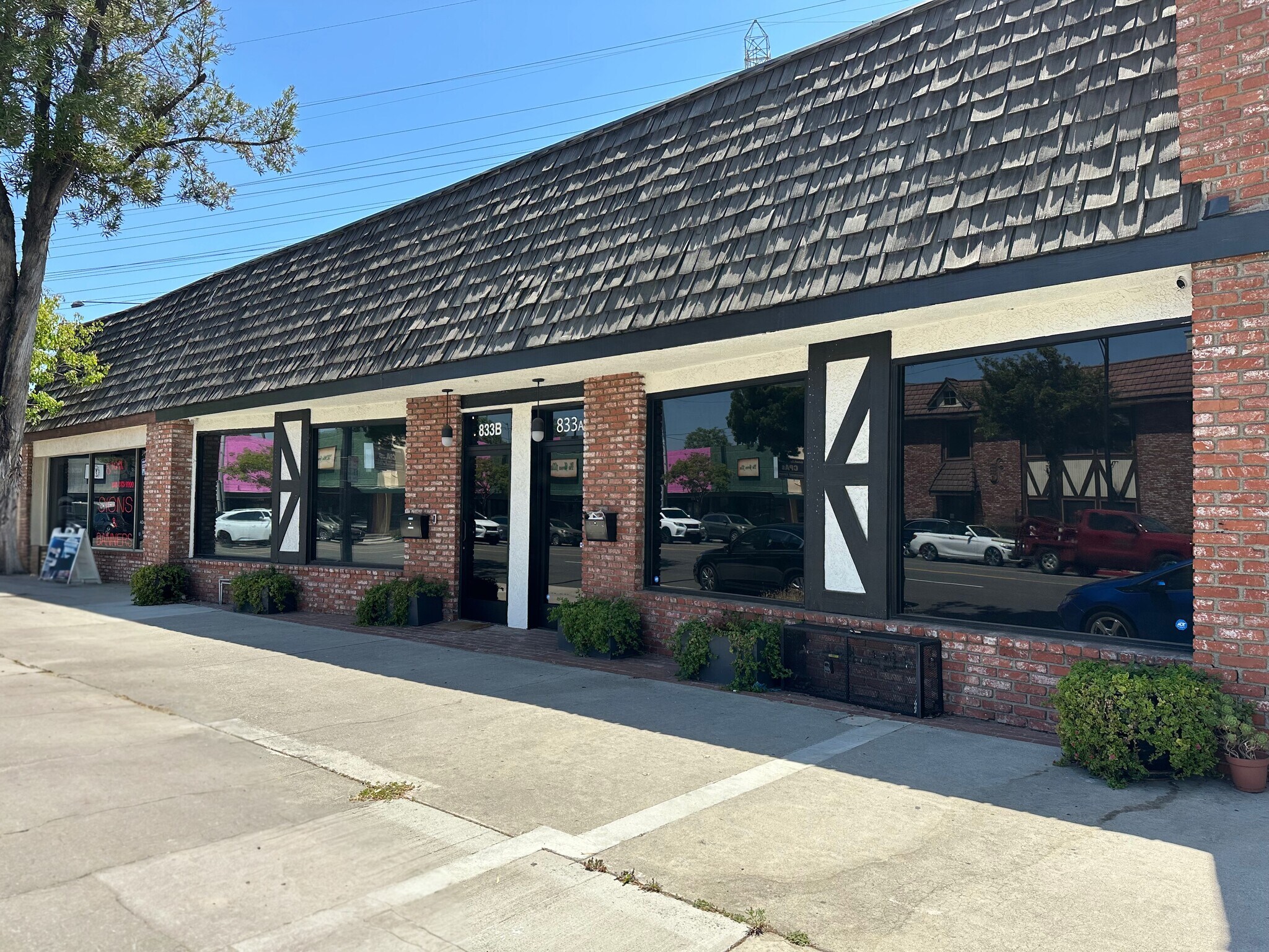 833 N Hollywood Way, Burbank, CA à vendre Photo du bâtiment- Image 1 de 1