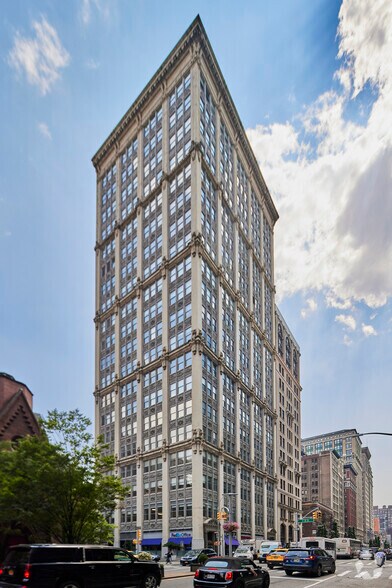 257 Park Ave S, New York, NY à louer - Photo du bâtiment - Image 1 de 8