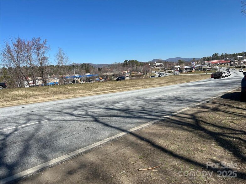 U.S. 64 East I-26 Rd, Hendersonville, NC à vendre - Photo du bâtiment - Image 2 de 5