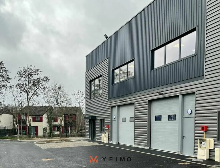 Flex in Aubergenville for lease - Building Photo - Image 3 of 4