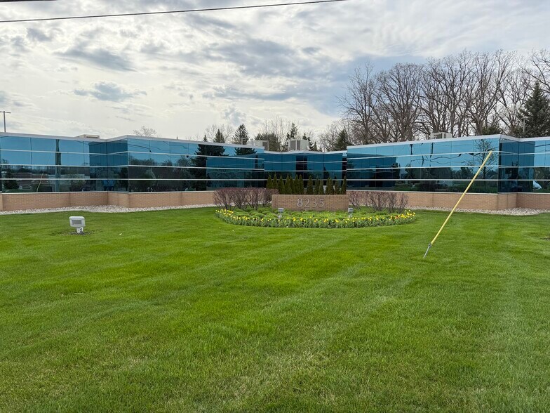 8235 N Holly Rd, Grand Blanc, MI à louer - Photo du bâtiment - Image 1 de 18