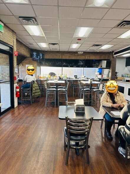 600 E Devon Ave, Elk Grove Village, IL à louer - Photo du bâtiment - Image 3 de 5