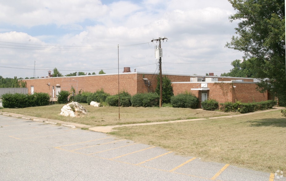 1708 Fairfax Rd, Greensboro, NC for lease - Building Photo - Image 2 of 5