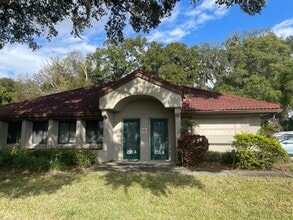 251 Plaza Ave, Oviedo, FL à louer Photo du bâtiment- Image 1 de 8