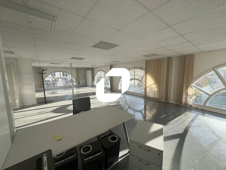 Office in Poissy for lease - Interior Photo - Image 1 of 7