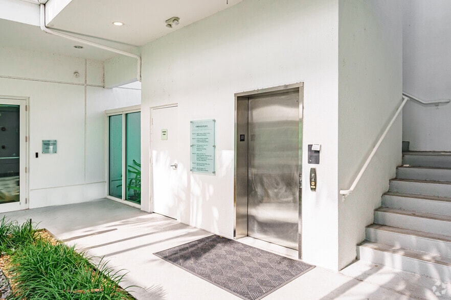 3113 Stirling Rd, Fort Lauderdale, FL à louer - Hall d’entrée - Image 3 de 7