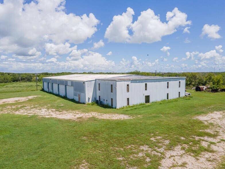 5729 Texas st, Hitchcock, TX à louer - Photo du bâtiment - Image 3 de 12