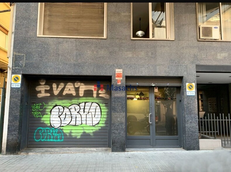 Retail in Barcelona, Barcelona for lease - Building Photo - Image 2 of 2