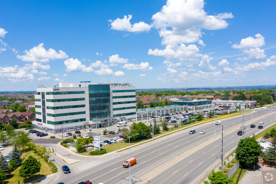 2250 Bovaird Dr E, Brampton, ON à louer - Photo du bâtiment - Image 3 de 10