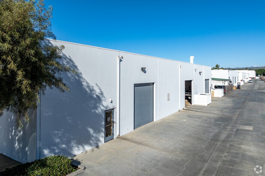 5425-5445 E La Palma Ave, Anaheim, CA à louer - Photo du bâtiment - Image 2 de 9