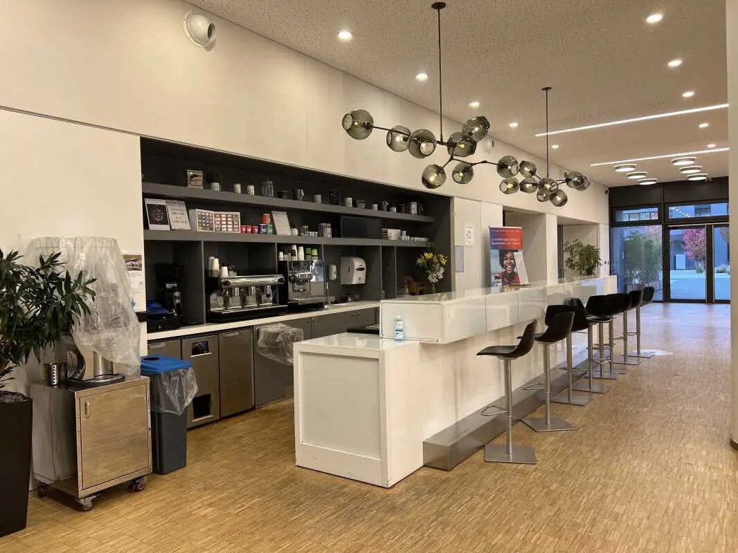 7 Avenue Nicéphore Niépce, Montigny-le-Bretonneux for lease Interior Photo- Image 1 of 9