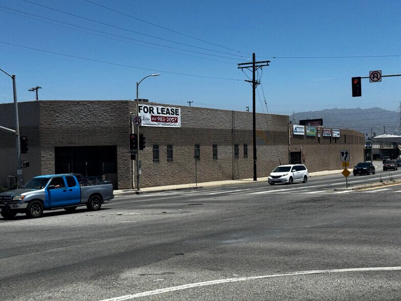 12035-12055 Sherman Way, North Hollywood, CA à louer - Photo du bâtiment - Image 2 de 10