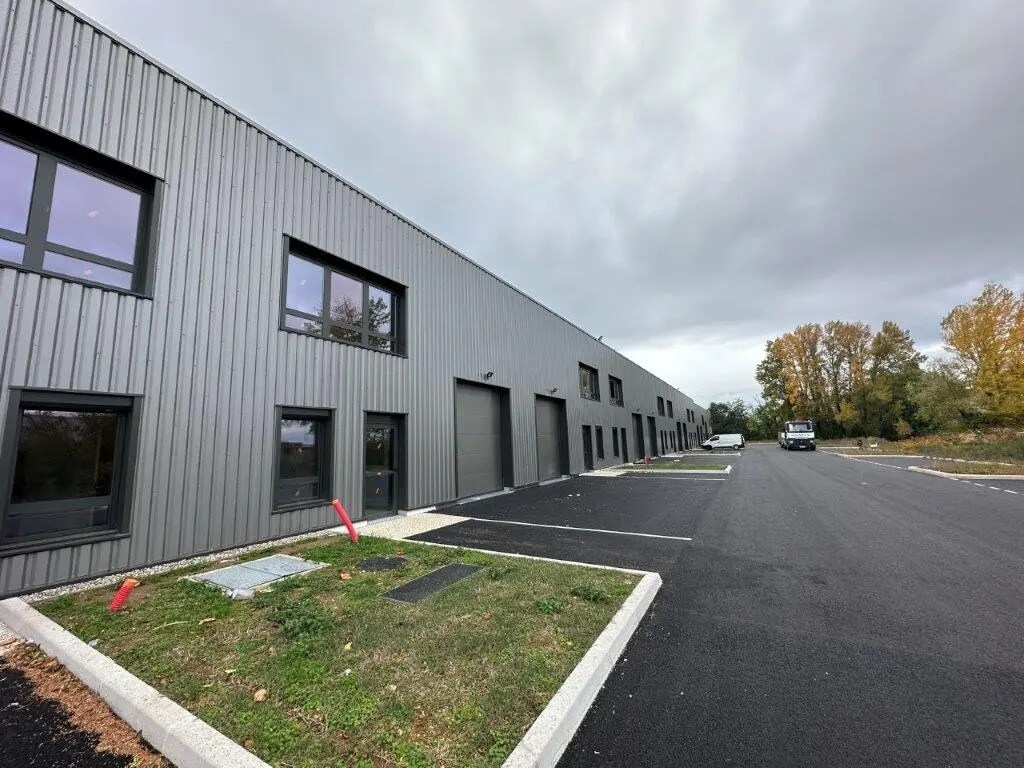 Flex in Bourgoin-Jallieu for lease Building Photo- Image 1 of 8