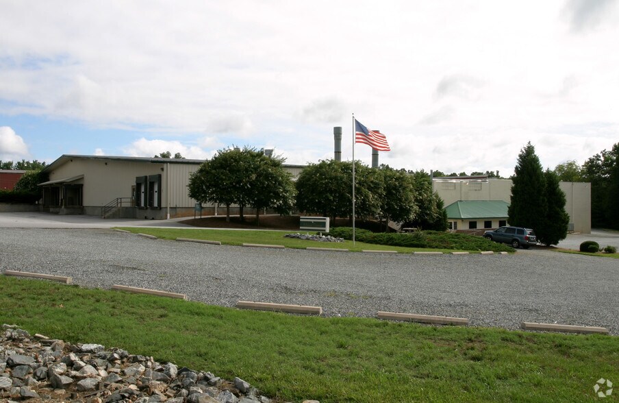 100 E Newberry Ave, Liberty, NC à louer - Photo du bâtiment - Image 2 de 46