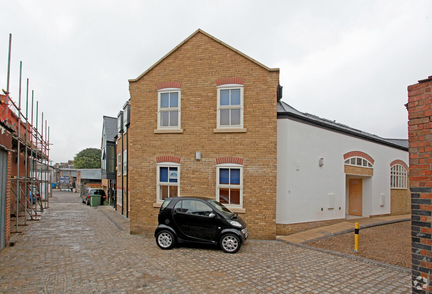 16A Crown Rd, Twickenham for lease - Primary Photo - Image 1 of 2