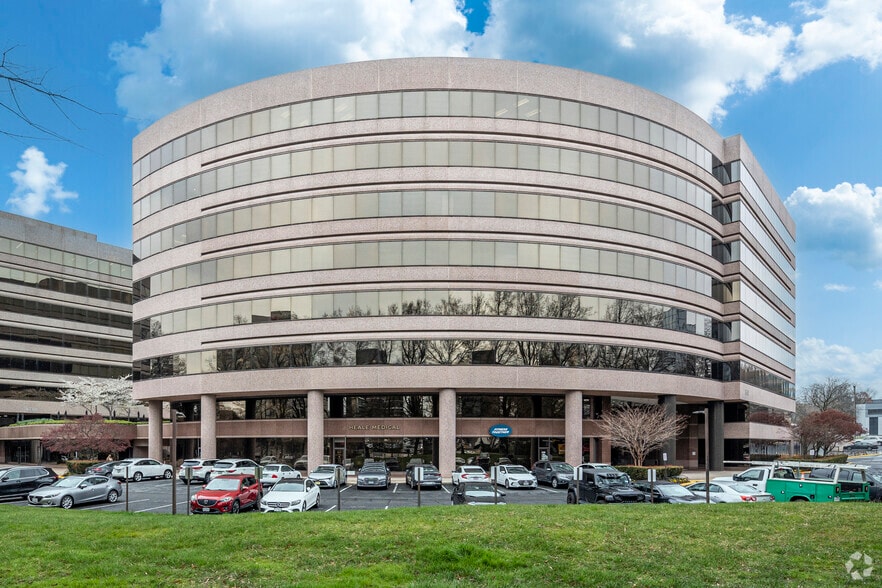 8300 Boone Blvd, Vienna, VA for lease - Building Photo - Image 1 of 6