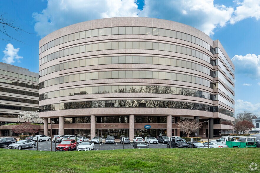 8300 Boone Blvd, Vienna, VA à louer - Photo du bâtiment - Image 1 de 6