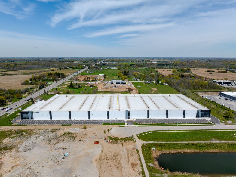 22 Medicorum Pl, Hamilton, ON for lease - Building Photo - Image 3 of 38