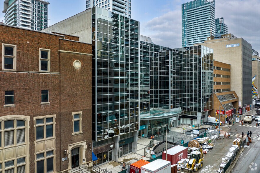 90 Eglinton Ave E, Toronto, ON à louer - Photo du bâtiment - Image 2 de 7
