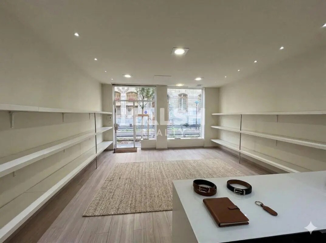 Retail in Lyon for lease Interior Photo- Image 1 of 6