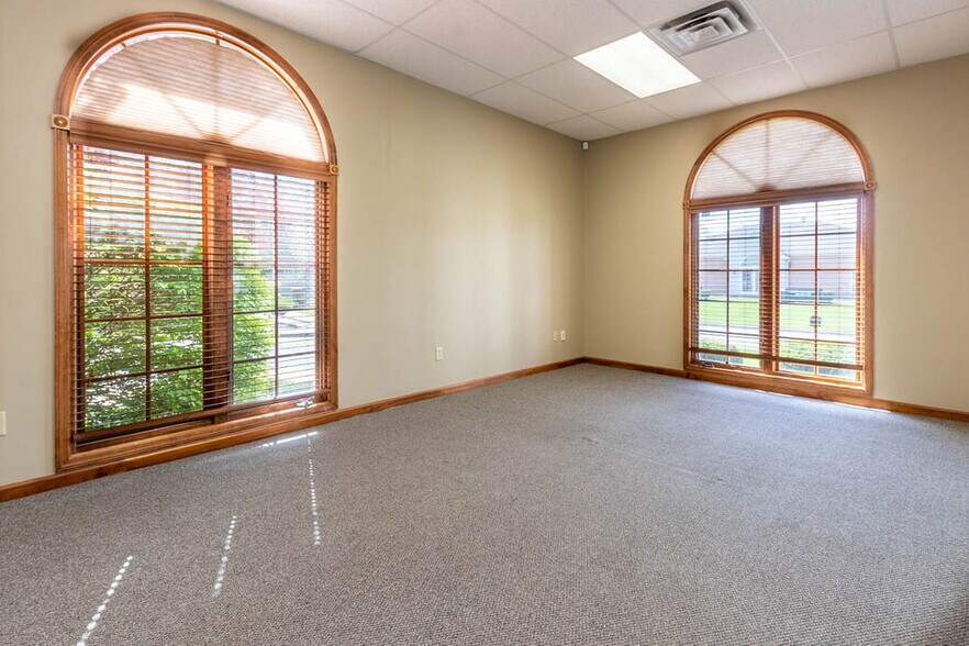 16 Davison Ct, Lockport, NY for lease - Interior Photo - Image 2 of 23