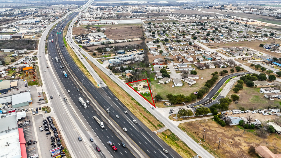 4001 N Ih-35 Frontage Rd, New Braunfels, TX for sale - Building Photo - Image 2 of 5