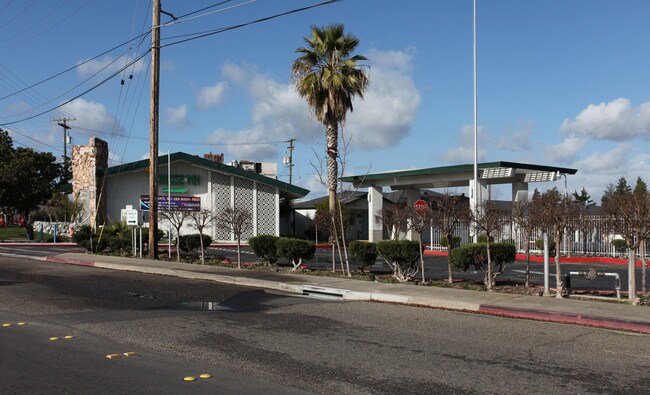 Plus de détails pour 1350 N Golden State Blvd, Turlock, CA - Commerce de détail à louer