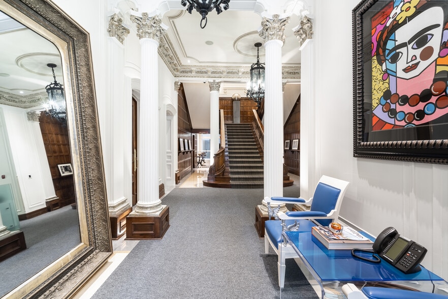 1175-1183 Pl Du Frère-André, Montréal, QC à vendre - Photo intérieure - Image 3 de 28