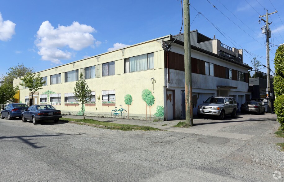 4384-4390 Fraser St, Vancouver, BC à vendre - Photo du bâtiment - Image 2 de 8