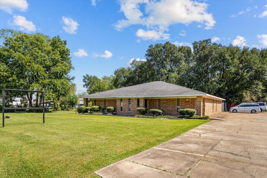 609 Ellis Ave, Lufkin, TX à vendre - Photo du bâtiment - Image 1 de 24