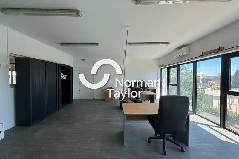 Office in Mauguio for lease - Interior Photo - Image 1 of 5