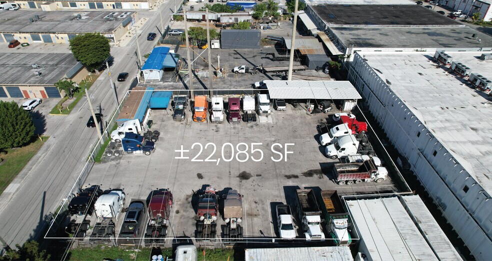 9803 NW 80th Ave, Hialeah, FL à vendre - Photo du bâtiment - Image 3 de 7