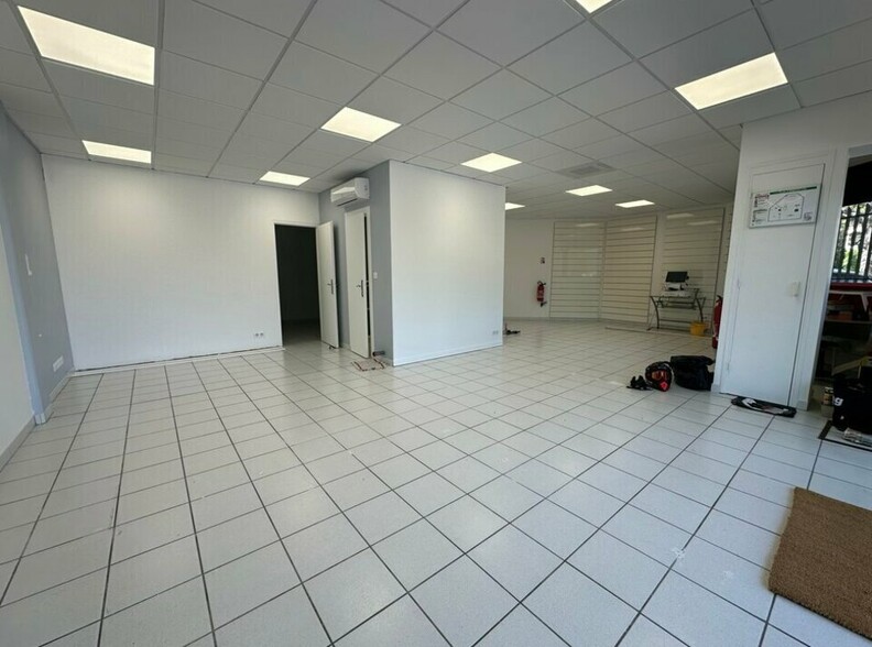 Retail in Clapiers for lease - Interior Photo - Image 2 of 4