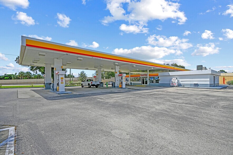 8130 Gladiolus Dr, Fort Myers, FL à vendre - Photo du bâtiment - Image 3 de 9