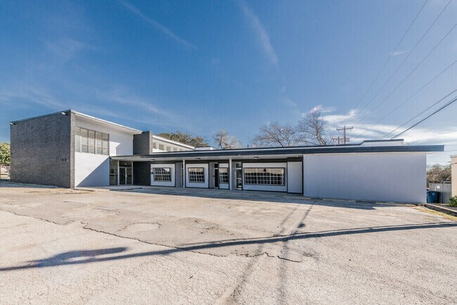 Plus de détails pour 910 Manor Dr, San Antonio, TX - Bureau/Commerce de détail à louer