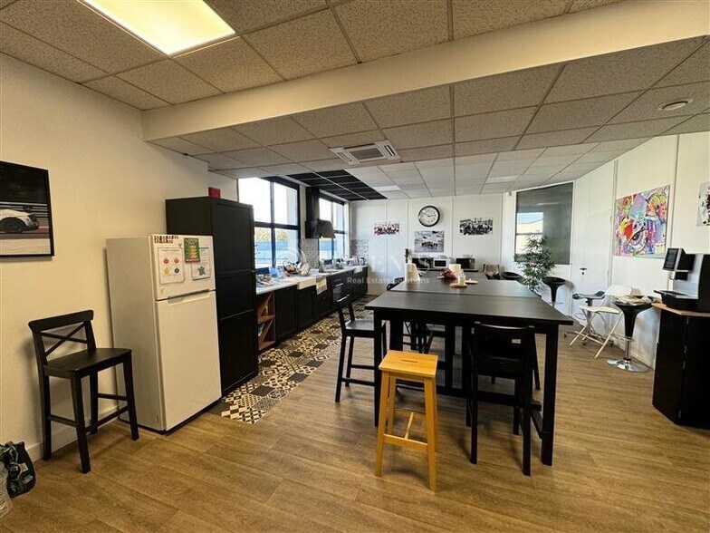 Flex in Croissy Beaubourg for lease - Interior Photo - Image 3 of 7