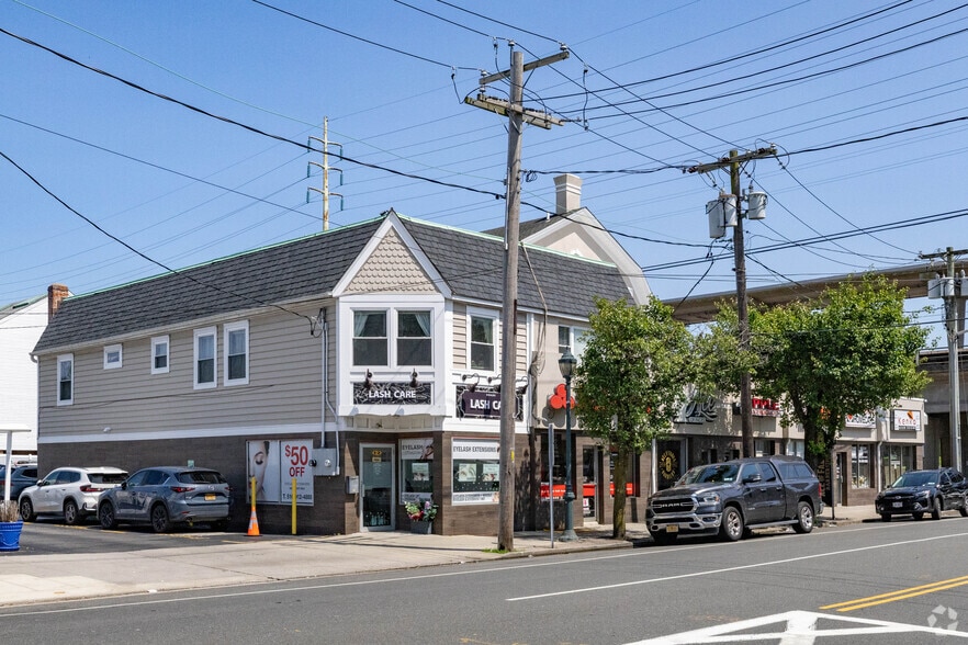 2-12 Merrick Avenue, Merrick, NY portfolio of 2 properties for sale on LoopNet.ca - Primary Photo - Image 2 of 3