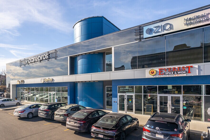 4424-4460 Calgary Trl NW, Edmonton, AB à louer - Photo du bâtiment - Image 3 de 16