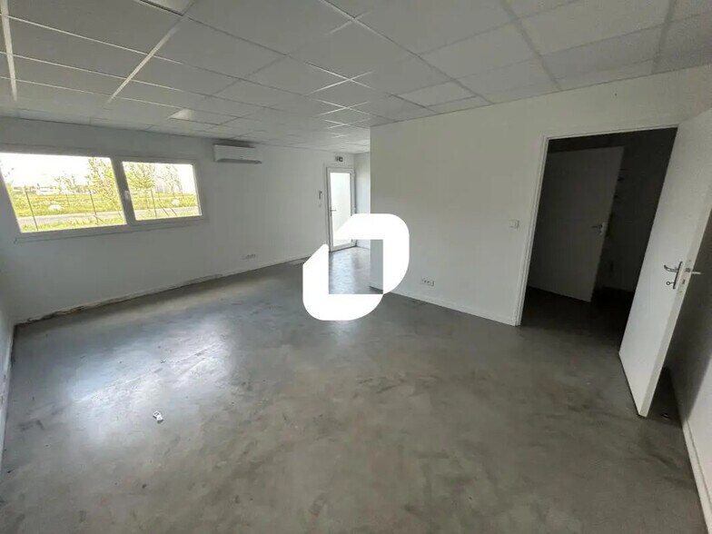 Bureau dans Combs-la-Ville à louer - Photo du bâtiment - Image 2 de 14