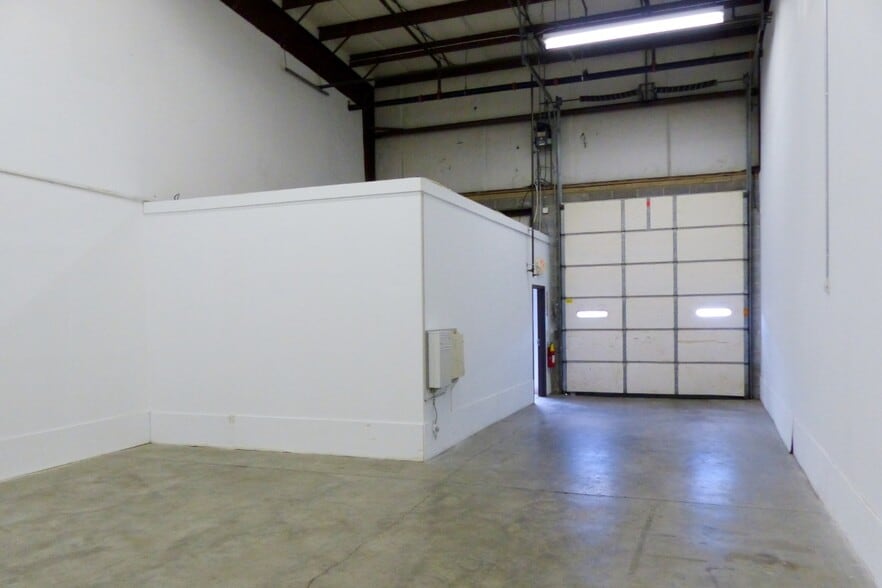 211 Gates Rd, Little Ferry, NJ for lease - Building Photo - Image 3 of 17