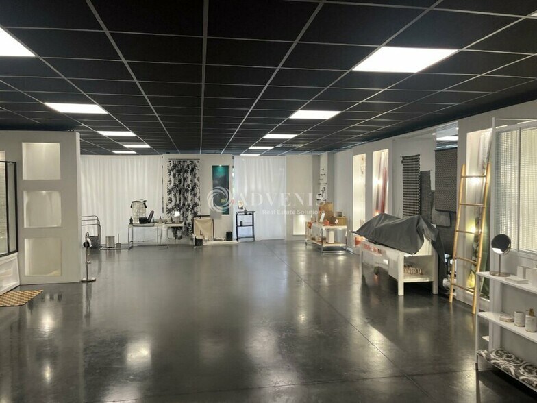 Flex in Tours for lease - Interior Photo - Image 1 of 11