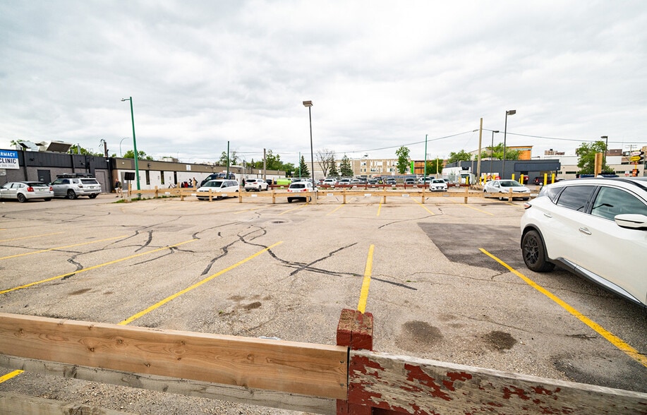 255 Sherbrook St, Winnipeg, MB à vendre - Photo du bâtiment - Image 3 de 15