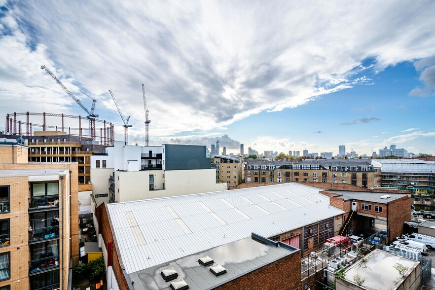 8 Andrews Rd, London for lease - Building Photo - Image 2 of 8