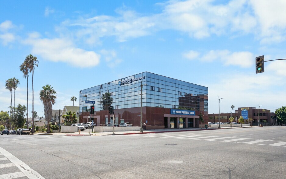 3360 W Olympic Blvd, Los Angeles, CA à louer - Photo du bâtiment - Image 2 de 16
