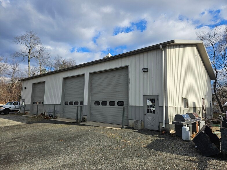 136 Meriden Rd, Middlefield, CT for sale - Building Photo - Image 1 of 7
