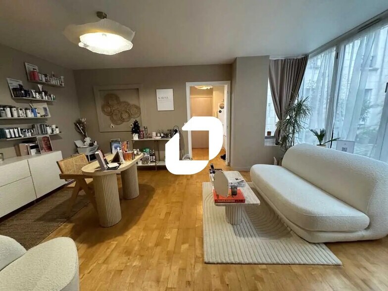 Office in Saint-Germain-en-Laye for lease - Building Photo - Image 1 of 7