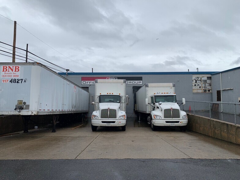 230 Duffy Ave, Hicksville, NY à louer - Photo du bâtiment - Image 3 de 3