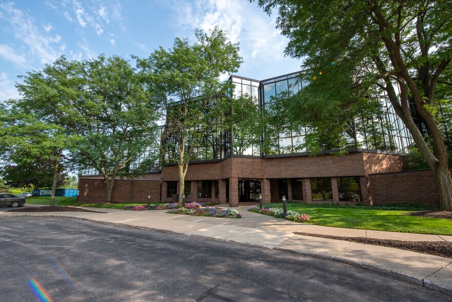 900 Victors Way, Ann Arbor, MI à louer - Photo du bâtiment - Image 2 de 7