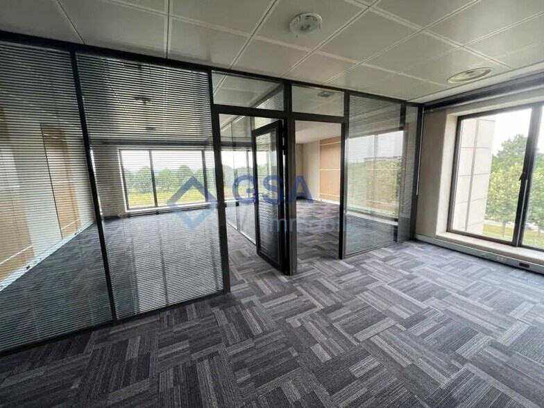 Office in Lieusaint for lease - Building Photo - Image 3 of 4