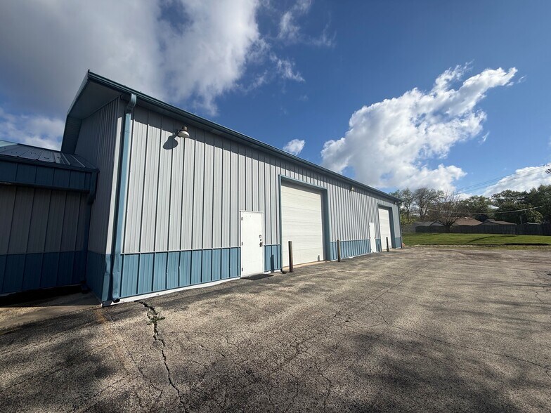 960 W Rollins Rd, Round Lake Beach, IL à louer - Photo du bâtiment - Image 2 de 4
